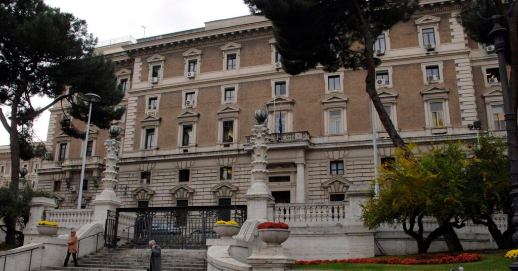 Cyber-terrorismo: aumentano gli attacchi e le persone indagate. Il Sole 24 Ore. 9 Cyber-terrorismo in Italia: aumento degli attacchi e delle indagini, ecco i dati