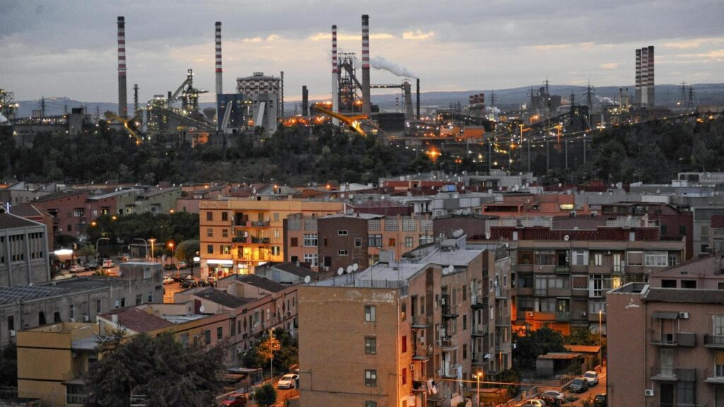 Ex Ilva, firmata l’intesa sulla decarbonizzazione degli impianti. La Repubblica. 2 Accordo Ex Ilva Taranto: svolta green, tutela lavoro e salute