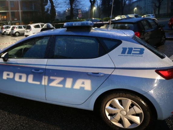 Incidente a Latina: pirata della strada investe tre giovani e scappa, morto un 16enne. Corriere della Sera. 5 Incidente a Latina: 16enne muore investito, pirata della strada in fuga