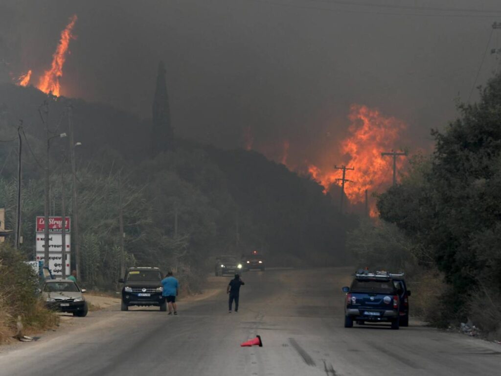 Incendi in Grecia: evacuazioni e richiesta di aiuto UE. La situazione aggiornata