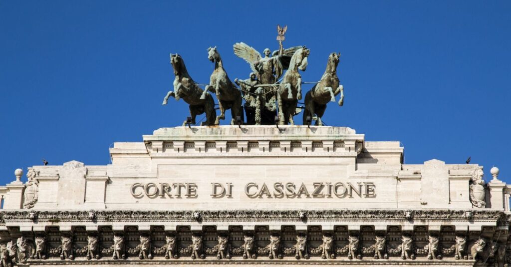 La moglie italiana non salva lo straniero dall’espulsione se pericoloso per l’ordine pubblico. Il Sole 24 Ore. 10 Espulsione straniero sposato: sicurezza prevale su matrimonio – Analisi normativa