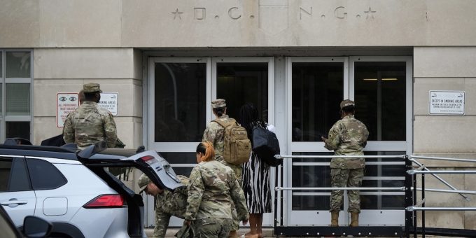 Le truppe della Guardia Nazionale stanno arrivando a Washington. Il Post. 6 Guardia Nazionale a Washington: Trump militarizza la capitale USA