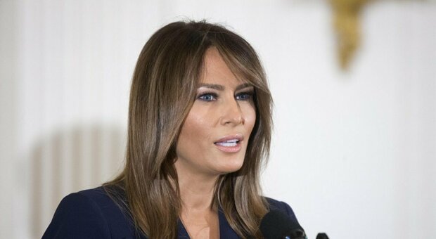 Melania Trump, la lettera a Putin sui bambini rapiti in Ucraina: Donald consegna la missiva allo zar durante il vertice in Alaska. Il Messaggero. 1 Melania Trump consegna la lettera a Putin sui bambini ucraini rapiti