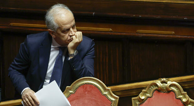 Migranti, Piantedosi: Bloccando le partenze irregolari stop a naufragi. Combattere senza tregua i trafficanti di esseri umani. Il Messaggero. 3 Migranti, Piantedosi: Stop sbarchi e più sicurezza. Dossier Viminale 2025