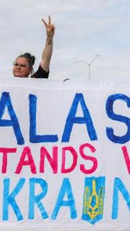 Vertice Trump-Putin, proteste al ritmo di 'Bella ciao' in Alaska: Pace solo con Zelensky. La Stampa. 7 Proteste in Alaska durante il vertice Trump-Putin: la voce di Bella ciao