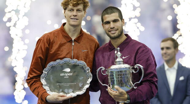 Alcaraz batte Sinner: US Open, ritorno al n.1 ATP e rivalità storica