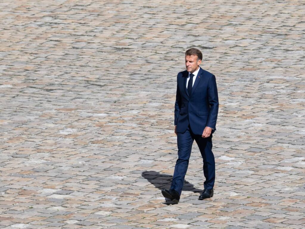 Altra batosta per Macron: Fitch taglia il rating della Francia. Il Giornale. 7 Rating Francia tagliato da Fitch: effetti su Macron e stabilità politica