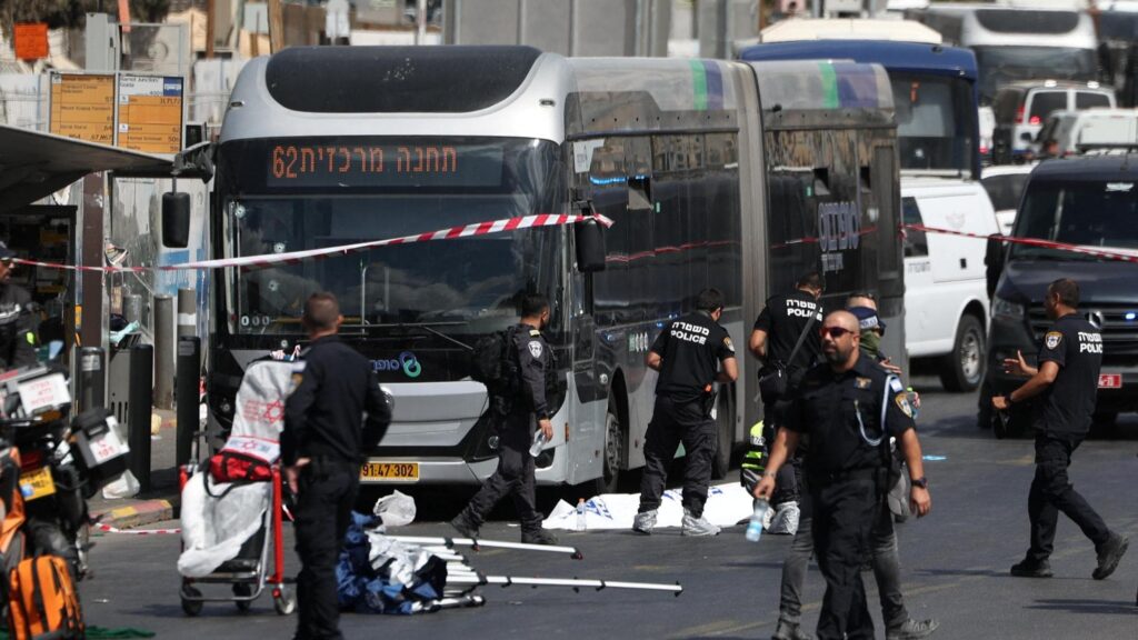 Attentato a Gerusalemme: almeno 6 morti su un autobus, reazioni internazionali