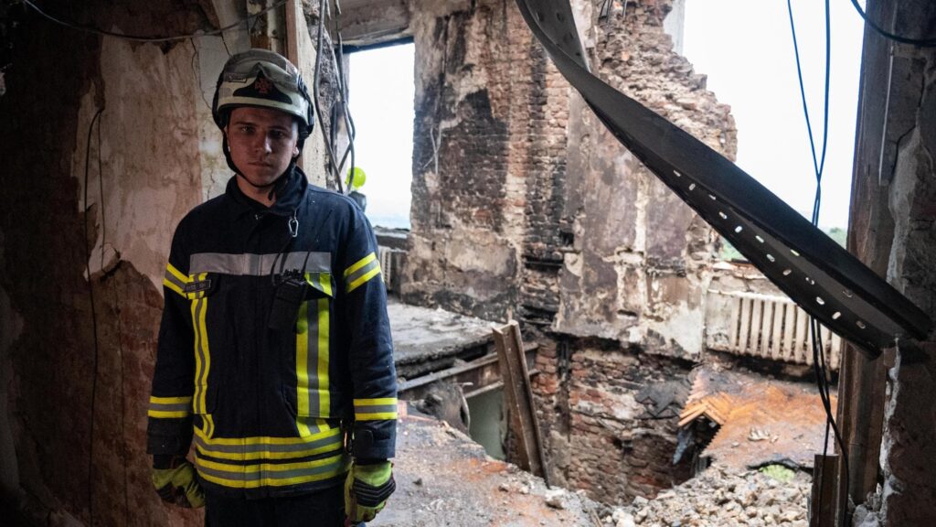 Bombe sul Donbass, strage di anziani in fila per la pensione. La Repubblica. 10 Donbass, strage di civili ucraini: attacco a Yarova – Ultime notizie