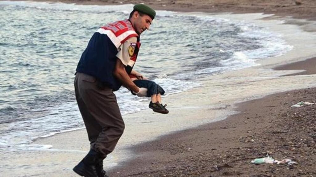 Dieci anni dopo Alan Kurdi, la strage dei bambini nel Mediterraneo continua: 3500 i piccoli morti. La Repubblica. 6 Strage di bambini migranti: 3500 morti in 10 anni dopo Alan Kurdi