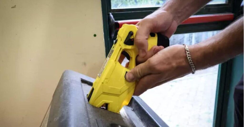 Fermato col taser, muore in ospedale. Il Sole 24 Ore. 2 Fermato col taser, muore in ospedale: il caso che scuote l’opinione pubblica