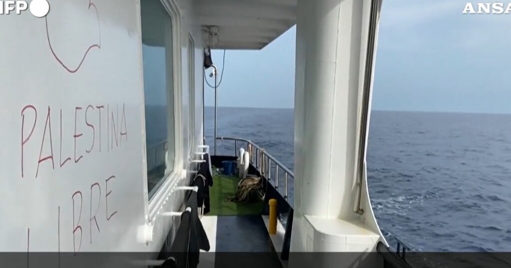 Global Sumud Flotilla, a bordo di una nave diretta a Gaza: Quando i governi sbagliano, dobbiamo agire noi. Il Fatto Quotidiano. 6 Global Sumud Flotilla verso Gaza: aiuti umanitari e azione civile