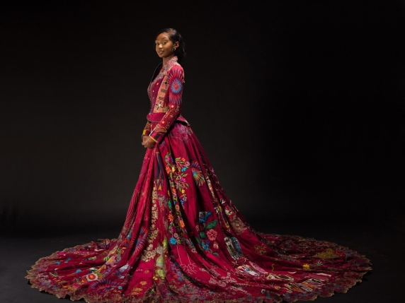 Il Vestito Rosso: il ricamo mondiale che parla di donne, pace e diritti