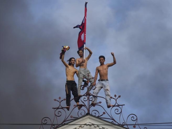 Israele attacca Qatar, Nepal in rivolta, Italia pochi laureati: Scenari e analisi