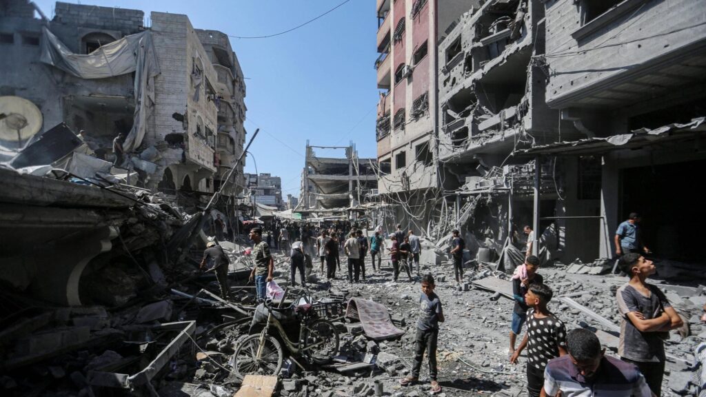 La testimonianza da Gaza City: Gli edifici ci crollano intorno, il nostro mondo sta finendo. La Repubblica. 2 Gaza, testimonianza dal conflitto: edifici crollano, paura tra i civili