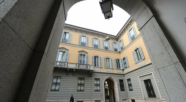Mps, tutto il mercato si schiera a favore di Siena. Non solo i grandi soci, anche fondi di investimento come Blackrock e Vanguard. Il Messaggero. 8 Mps conquista Mediobanca: il mercato sceglie Siena, nasce il terzo polo