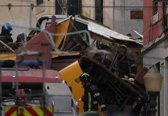 Quindici morti a Lisbona nello schianto della funicolare Gloria, lutto nazionale in Portogallo. Adnkronos. 6 Schianto funicolare Lisbona: 15 morti, Portogallo in lutto nazionale