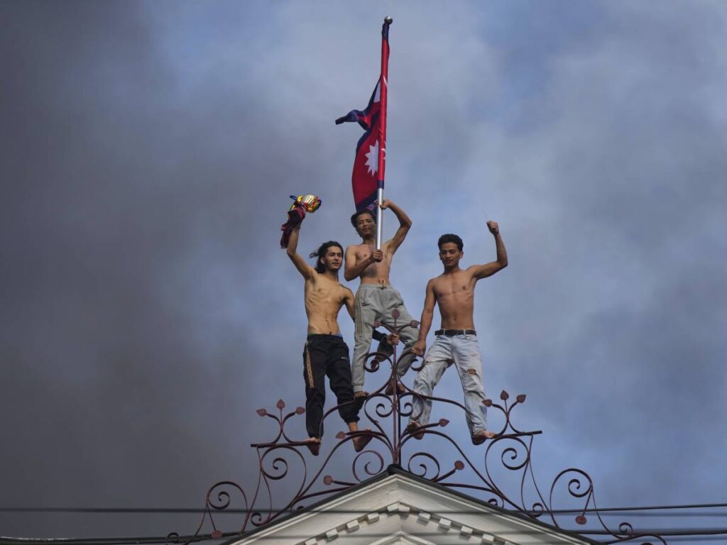 Nepal in rivolta: palazzi in fiamme e giovani contro la corruzione
