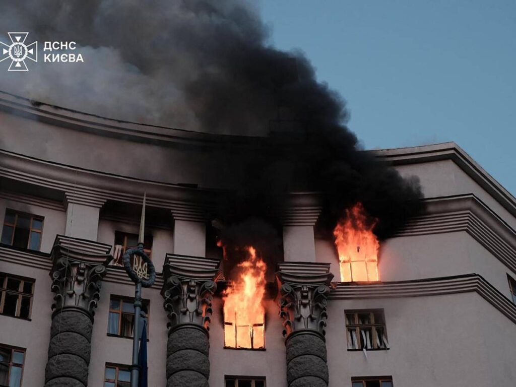 Su Kiev il più feroce attacco russo. Colpiti anche i palazzi del governo. Il Giornale. 3 Attacco russo a Kiev: colpiti edifici governativi, cresce la crisi