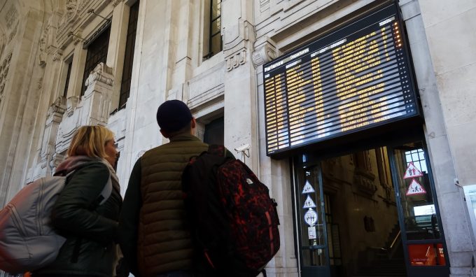 Tra il 4 e 5 settembre ci sarà uno sciopero nazionale del trasporto ferroviario, il 6 e il 26 settembre in quello aereo. Il Post. 5 Scioperi trasporti settembre 2025: treni e aerei fermi, tutte le date