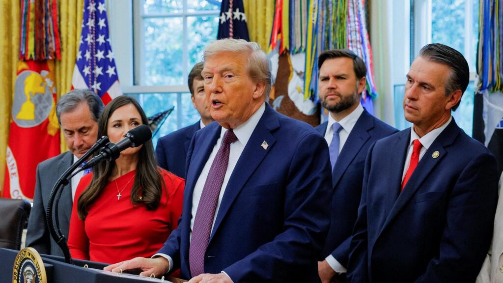 Trump: Deluso da Putin, la Cina ha bisogno di noi. Patto asiatico nel mirino. La Repubblica. 2 Trump, Putin e la Cina: nuovo equilibrio tra Usa e Patto asiatico